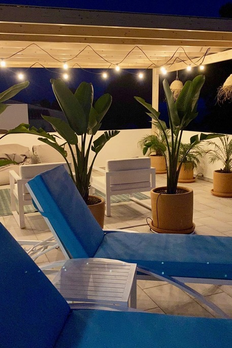 Chica Del Mar - Dak terras bij avond