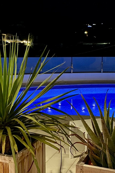 Chica Del Mar - Zwembad bij avond